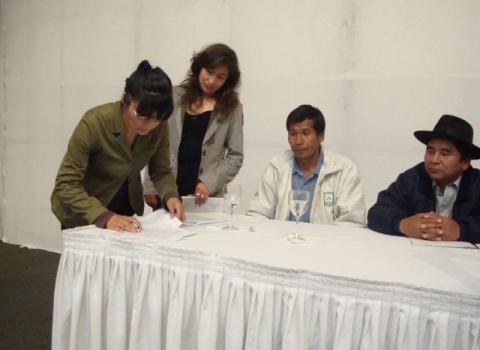 PRENSA 20131106 01 EL SENAPI Y LA FAM FIRMAN UN ACUERDO