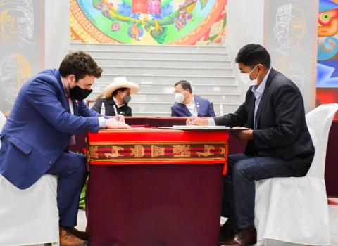 PRENSA 20211030 01 SENAPI DE BOLIVIA E INDECOPI DE PERÚ SUSCRIBEN CONVENIO DE COOPERACIÓN PARA FORTALECER EL REGISTRO DE PROPIEDAD INTELECTUAL EN AMBOS PAÍSES