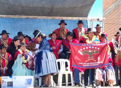 PRENSA 20230418 01 GOBIERNO ENTREGA RESOLUCIÓN QUE ACREDITA EL REGISTRO DE LA OBRA ESCRITA “CANTÓN WARISATA, CUNA DE LOS PONCHOS ROJOS” 