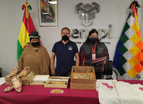 PRENSA 20230623 01 SENAPI ENTREGA PATENTE DE INVENCIÓN “PEGATINA DECORATIVA TERMO-ADHESIVA”